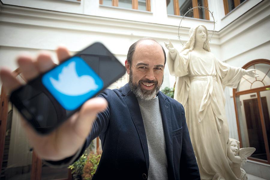 Antonio Moreno en el patio del Centro Diocesano Cister donde tiene su sede la Delegación Diocesana de Medios de Comunicación