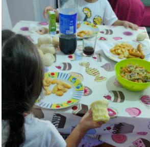 Niños excluidos del plan alimentario reciben comida para sus hogares