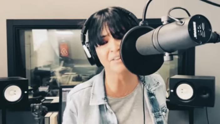 Susana Alva (Efecto Mariposa) en el vídeo Resistiré 2020 de Cadena 100