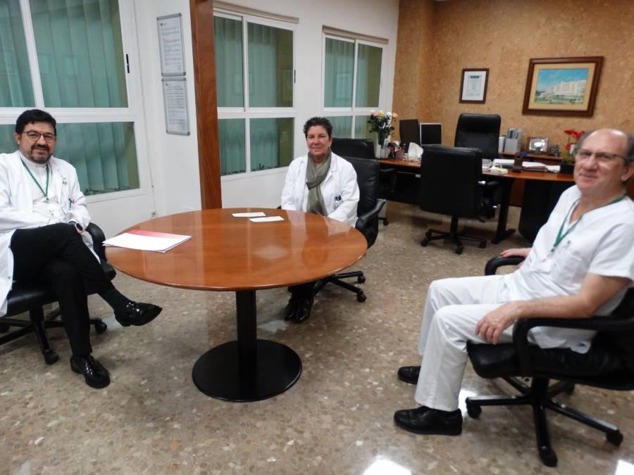 José López Solorzano, Luisa Lorenzo y el doctor Javier García Alegría durante la entrega 