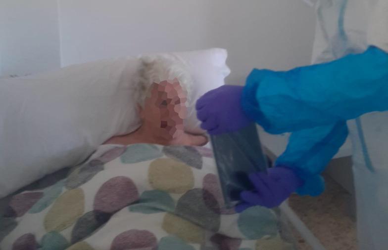 Sacerdotes junto a ancianos con Covid-19