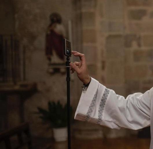 Sacerdotes acompañan en el duelo desde Málaga