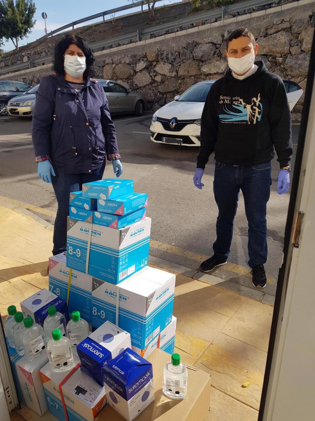 Las asociaciones de Cuevas de San Marcos en su entrega de material sanitario