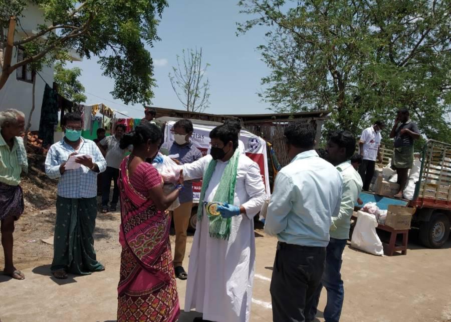 Reparto de alimentos durante la pandemia del coronavirus en la India