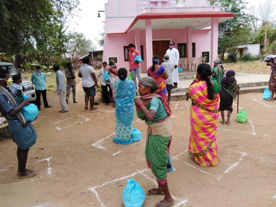 Reparto de alimentos durante la pandemia del coronavirus en la India
