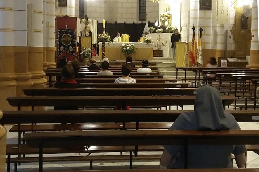 FASE 1. Los fieles se emocionan al retomar el culto en Melilla