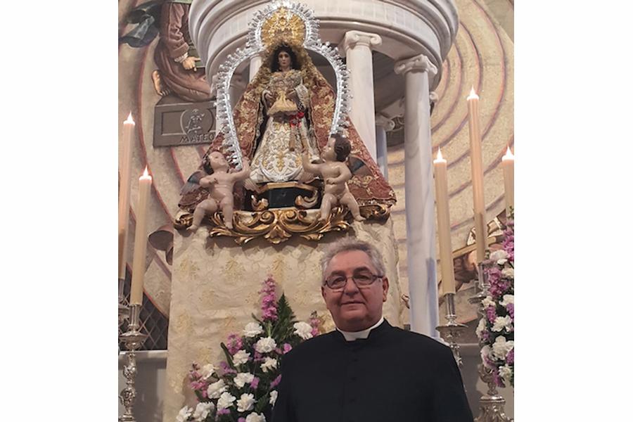 El sacerdote Federico Cortés ante la imagen de la Virgen de los Remedios de Vélez-Málaga