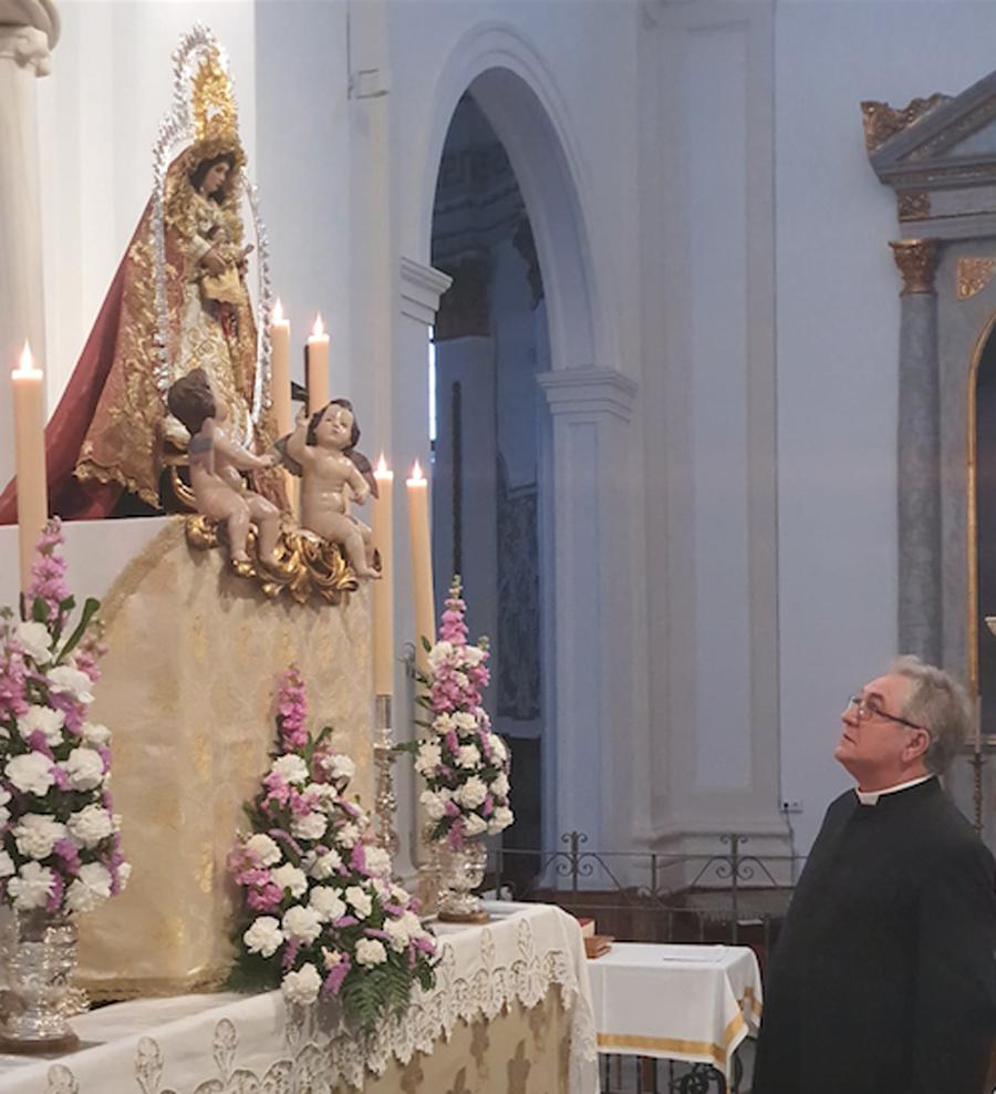El sacerdote Federico Cortés ante la imagen de la Virgen de los Remedios de Vélez-Málaga