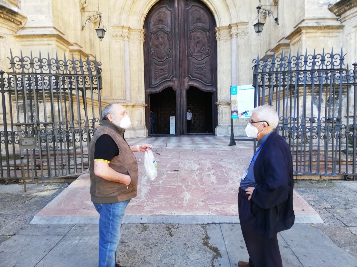 Un fiel conversa con el deán, Antonio Aguilera, nada más abrir la Catedral