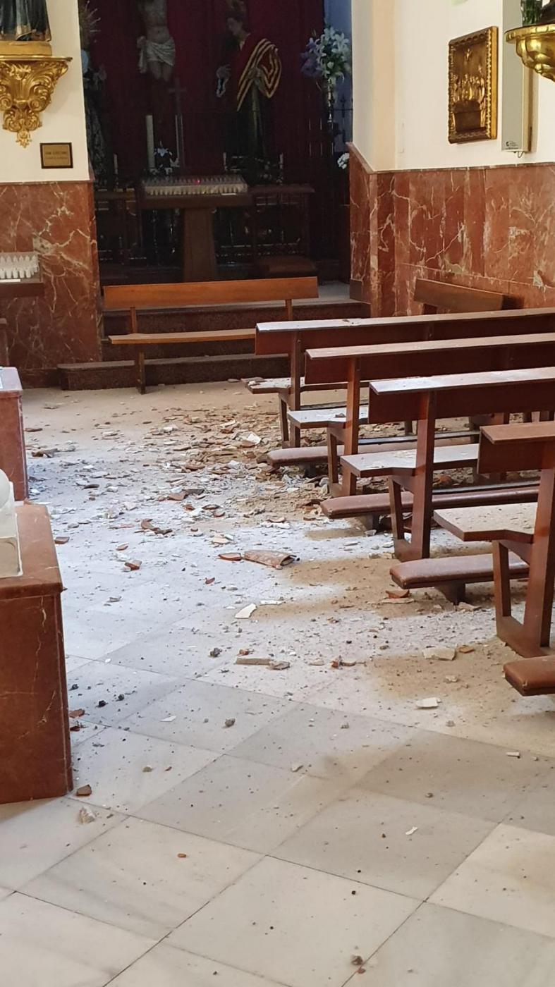 Se desprende parte del techo de la iglesia del Rosario, en Fuengirola