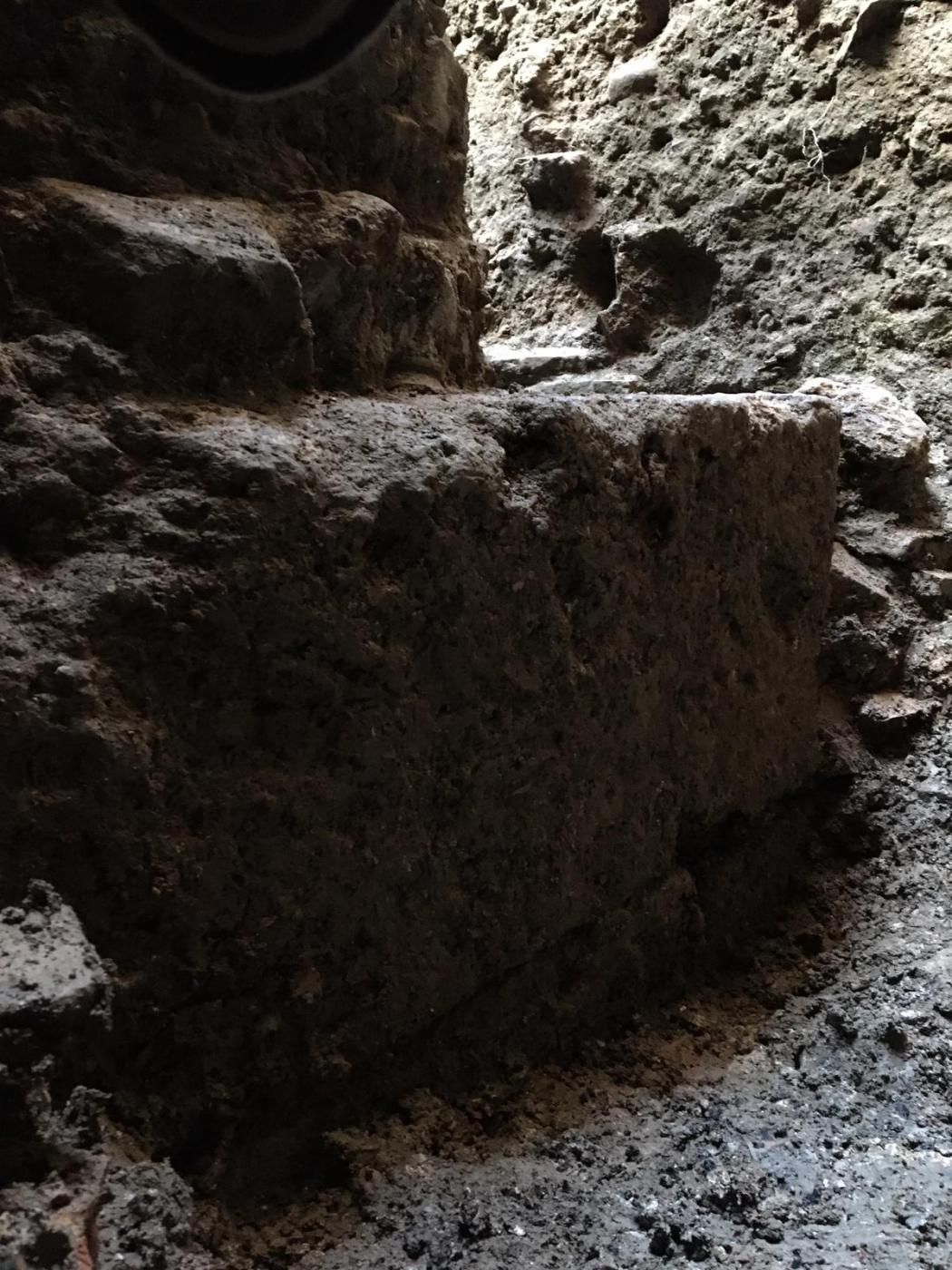 Las dimensiones de los sillares apuntan a la existencia de un edificio importante de época paleocristiana bajo la zona de implantación islámica