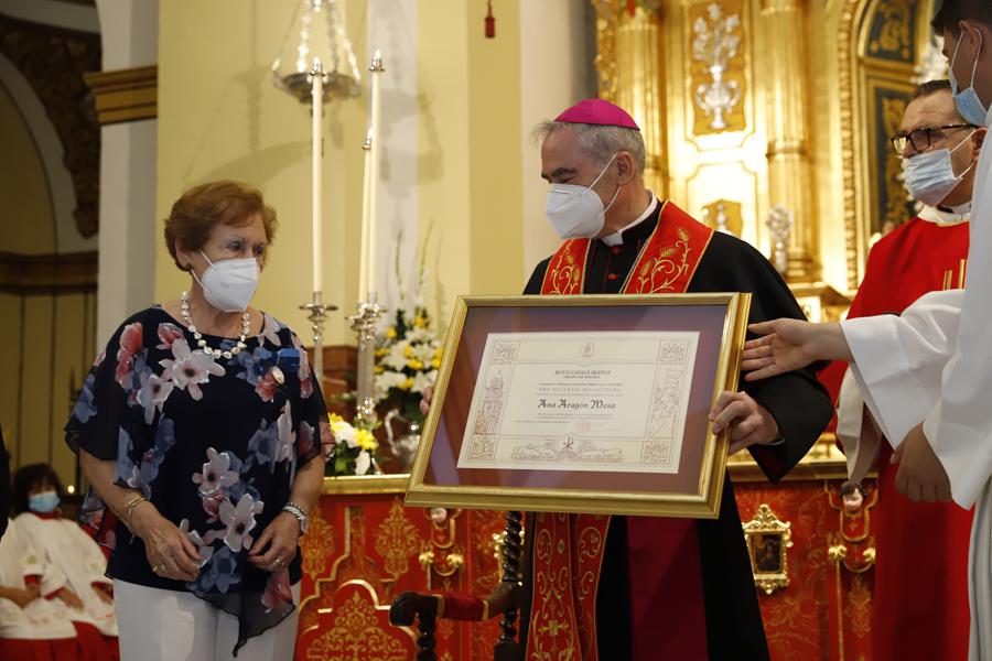 Ana Aragón Mesa recibe la Medalla Pro Ecclesia Malacitana de manos del Sr. Obispo // J.C. PADILLA