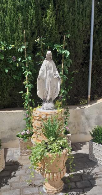 Virgen colocada en el exterior del templo