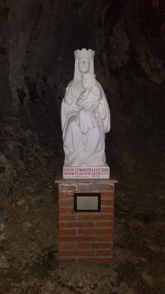 La imagen está expuesta sobre un pilar de ladrillo