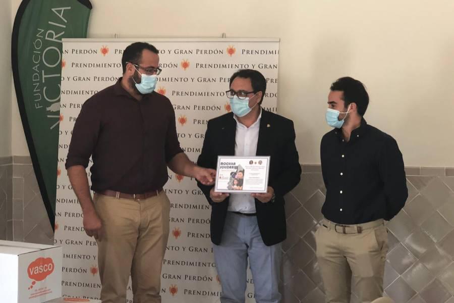 La Fundación Victoria recibe lo recaudado por la hermandad del Prendimiento