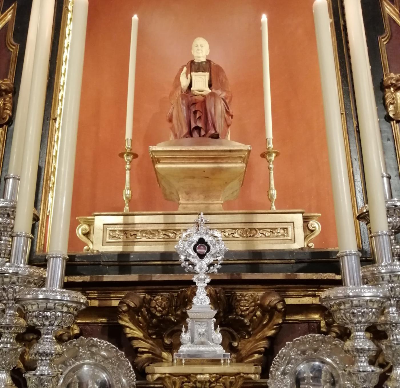 Relicario que contiene la reliquia de San Manuel González entronizada junto a la imagen de quien fuera Obispo de Málaga en su altar del Santuario de la Victoria. FOTO: A. MEDINA