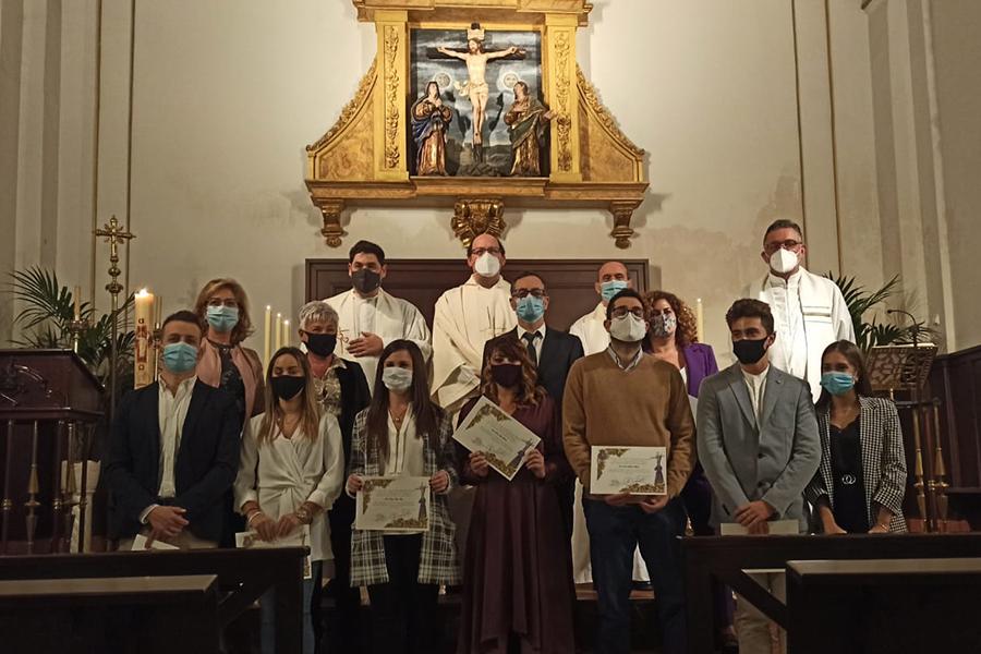 Confirmaciones de adultos en la parroquia de San Pedro