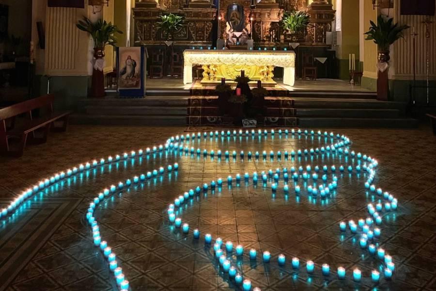 Velas formando la imagen de la Virgen María en la parroquia de San Marcos Evangelista en Cuevas de San Marcos