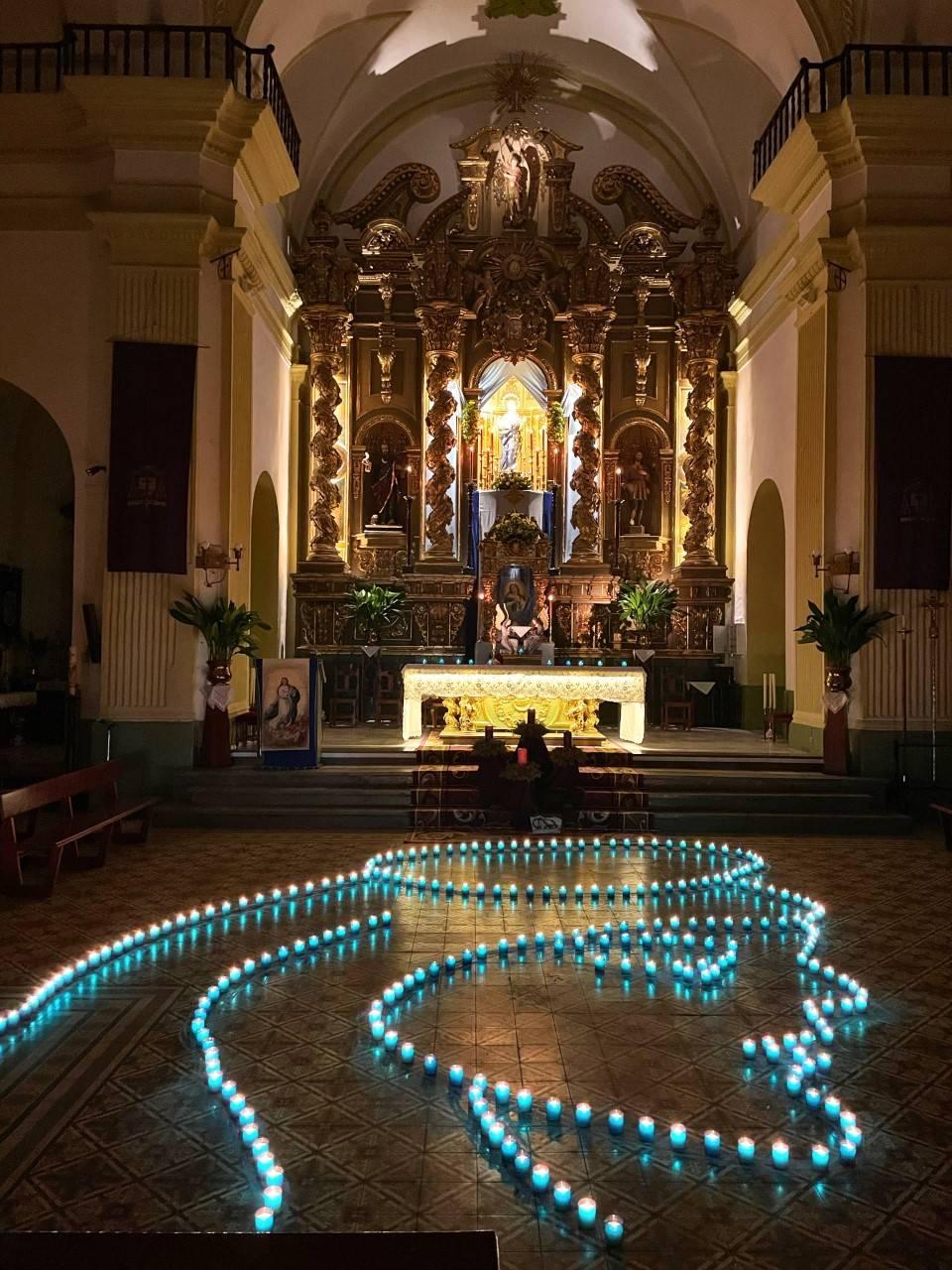 Velas formando la imagen de la Virgen María en la parroquia de San Marcos Evangelista en Cuevas de San Marcos