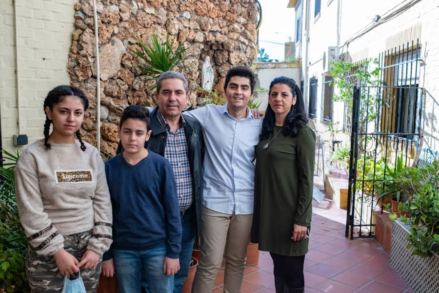 Azeza y su marido Bassan junto a sus tres hijos tras más de dos años separados