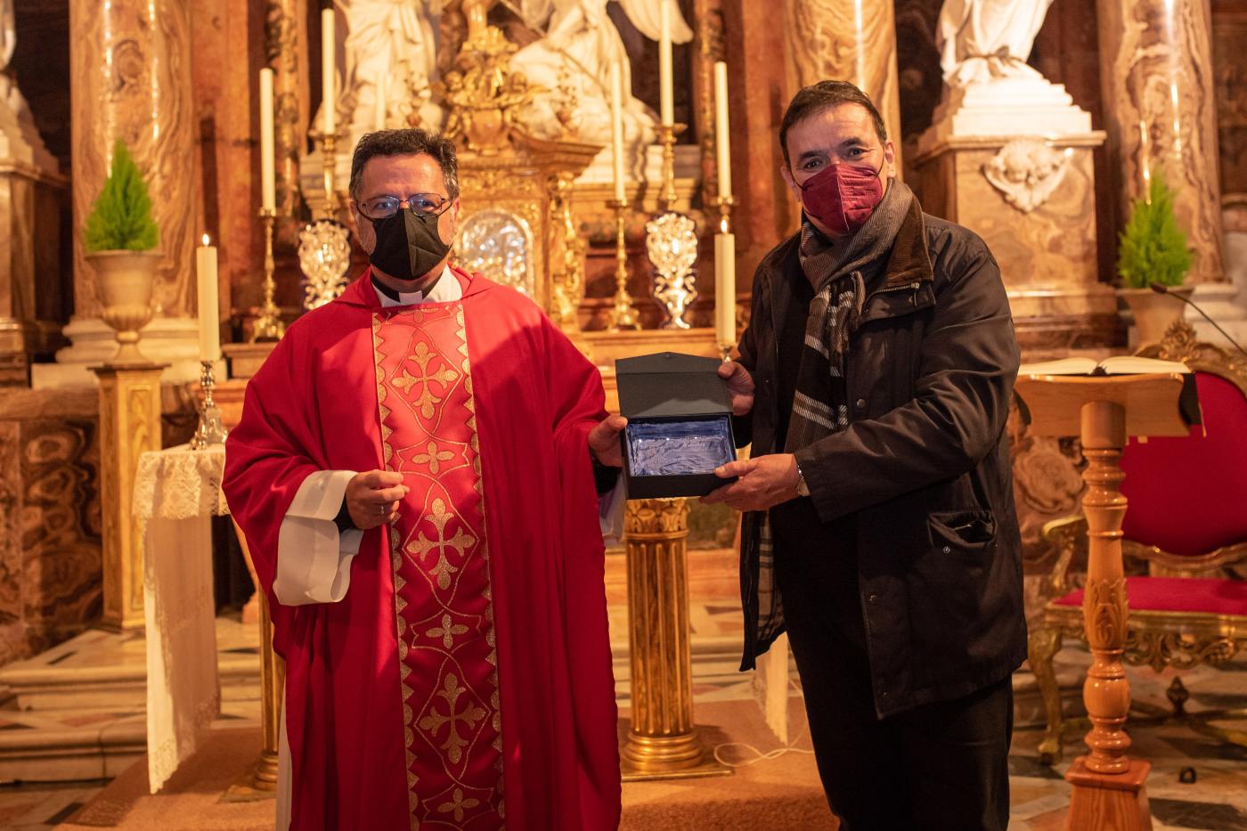 Pedro Luis Gómez recibe el Premio Cardenal Herrera de manos del delegado diocesano de Medios de Comunicación, Rafael Pérez Pallarés. FOTO: D. GARCÍA