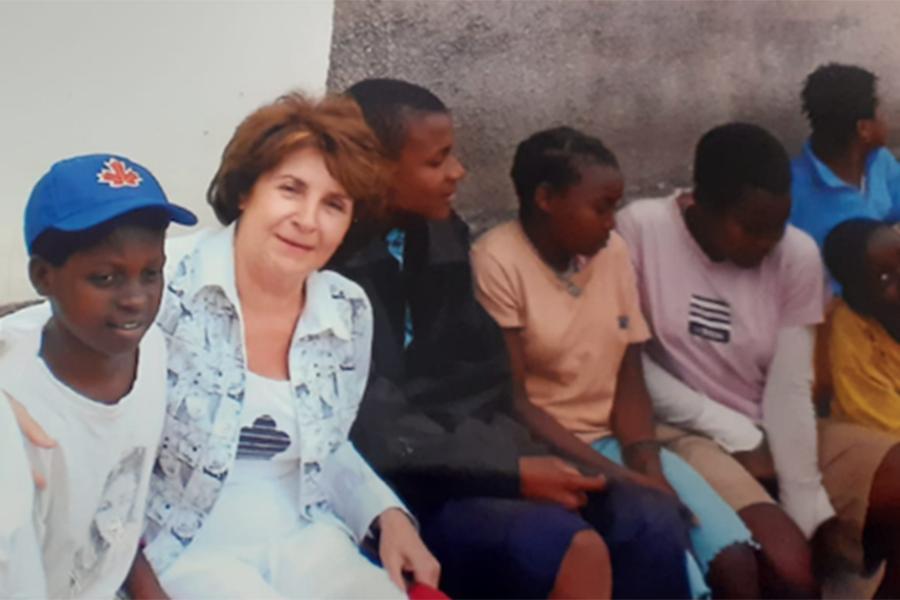 Marisa Alonso en su visita a Mozambique