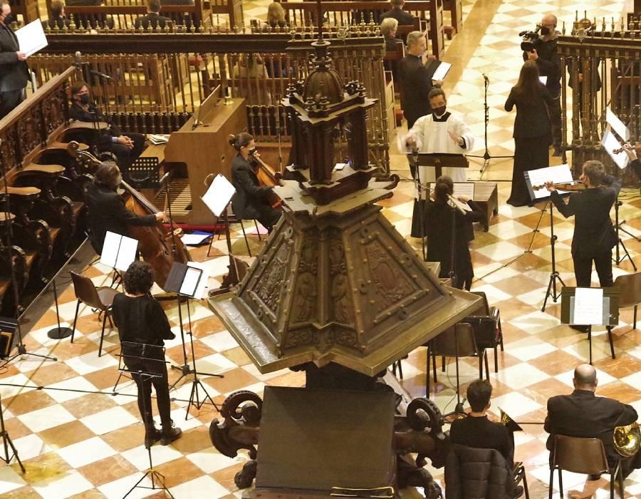 Durante el Vía Crucis de la Agrupación de Cofradías de Málaga en la Catedral