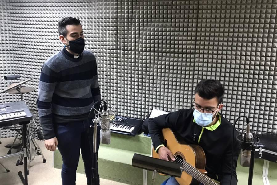 Juan Baena a la guitarra durante la grabación del CD “Cantos a San José”