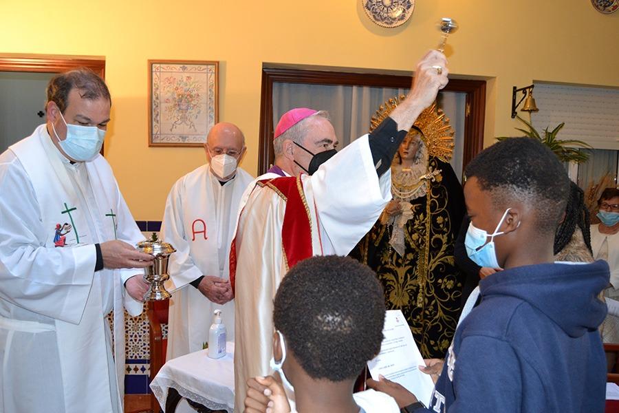 El Obispo bendice el Hogar San Carlos de Cáritas Diocesana