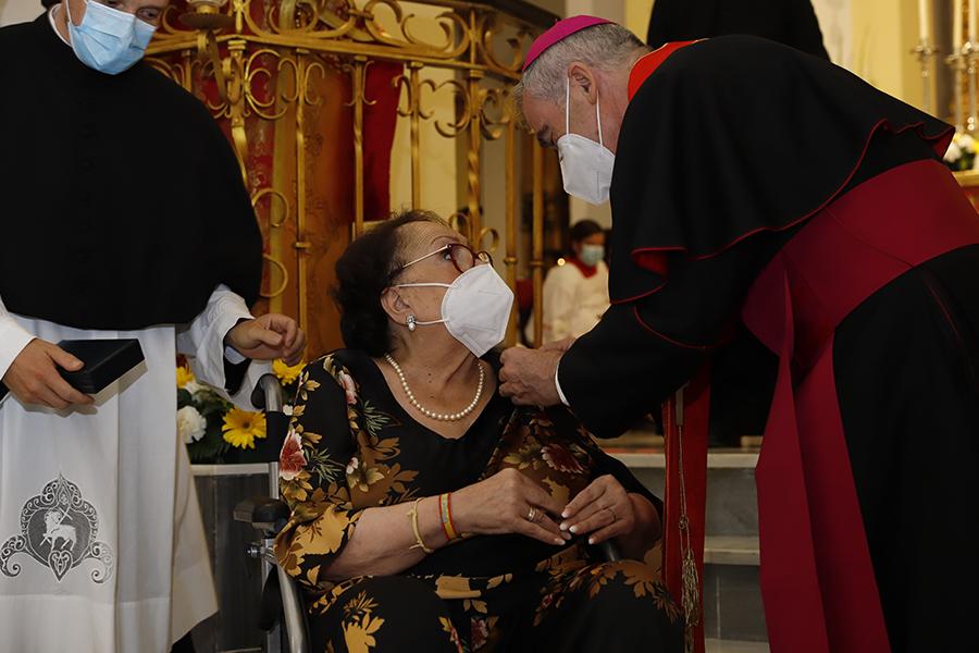 El Sr. Obispo, D. Jesús Catalá, impone la Medalla Pro Ecclesia Malacitana a Ana Jesús Morillo, en Campillos