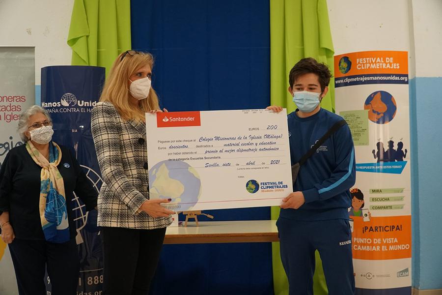 Entrega al Colegio Misioneras Cruzadas de la Iglesia de Málaga del Primer Premio Autonómico Escuela Secundaria del XII Festival de clipmetrajes de Manos Unidas