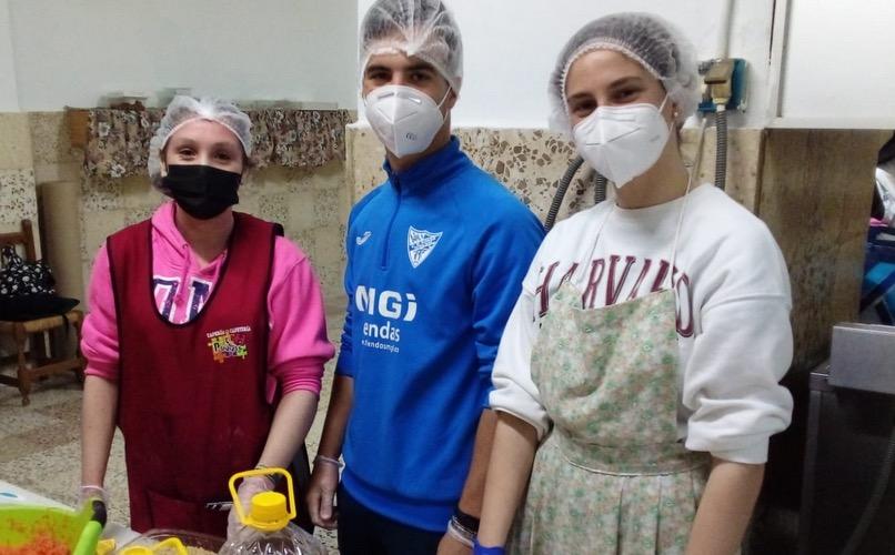 Jóvenes y monjas unidos por la repostería