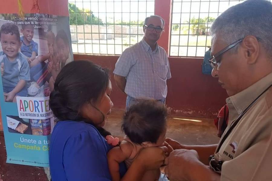 El sacerdote Juan Manuel Barreiro en el consultorio médico