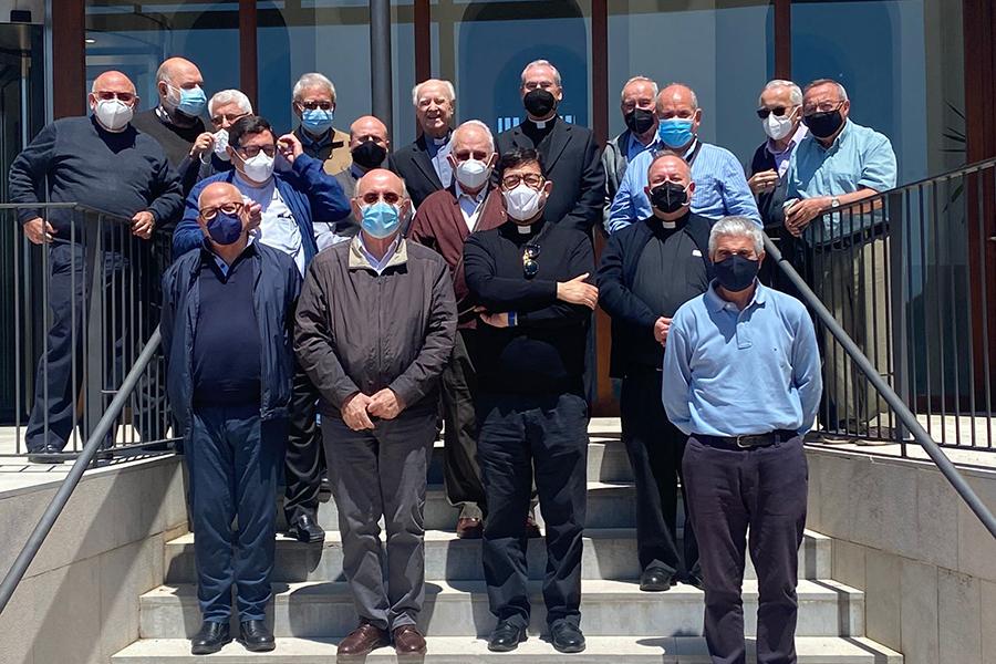Mons. Buxarrais y Mons. Catalá con un grupo de sacerdotes que ordenó Mons. Buxarrais durante su episcopado en la Diócesis de Málaga