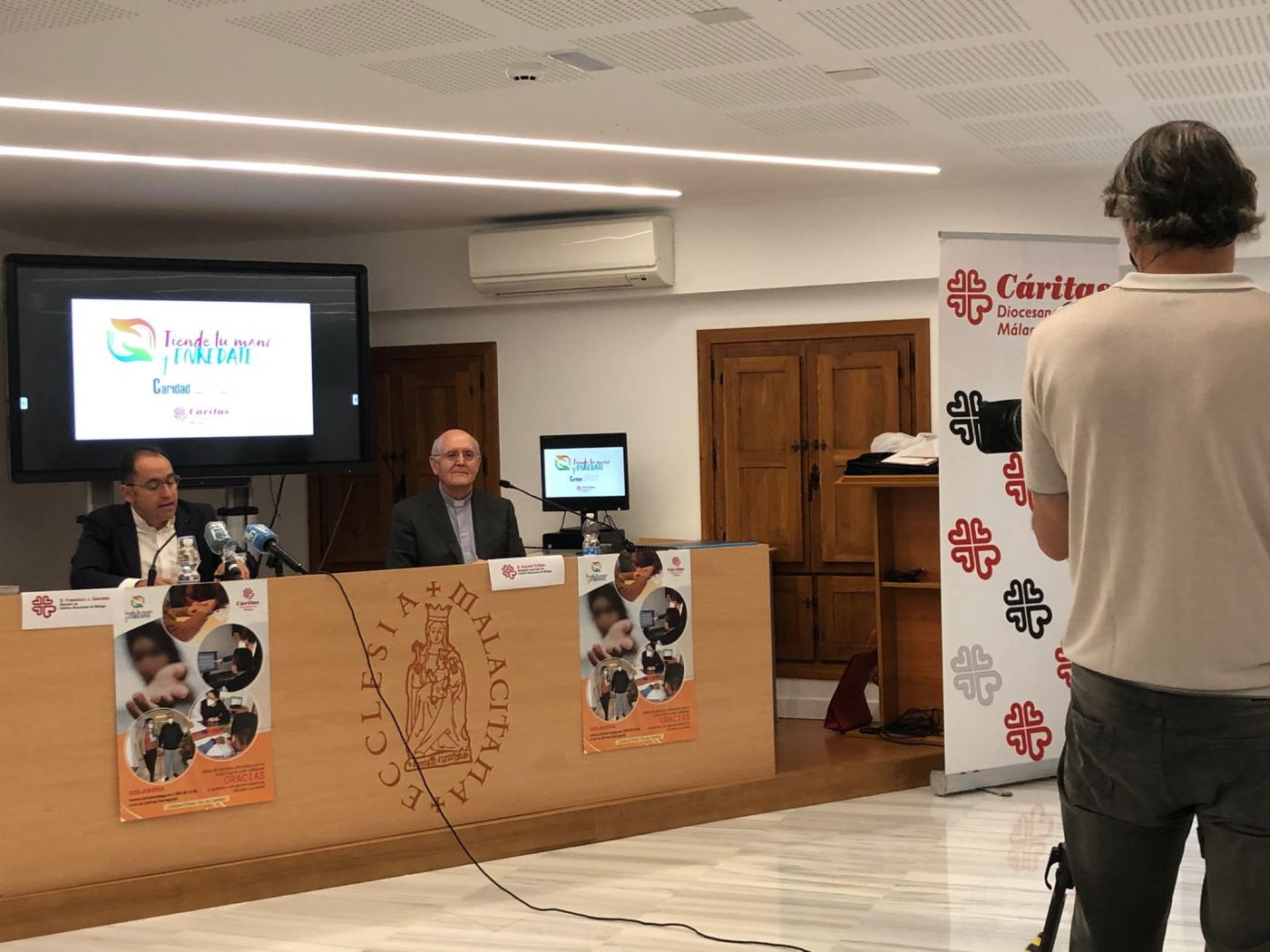 El delegado, Antonio Collado, y el director, Francisco Sánchez, de Cáritas Diocesana de Málaga presenta la Memoria 2020 // E. LLAMAS