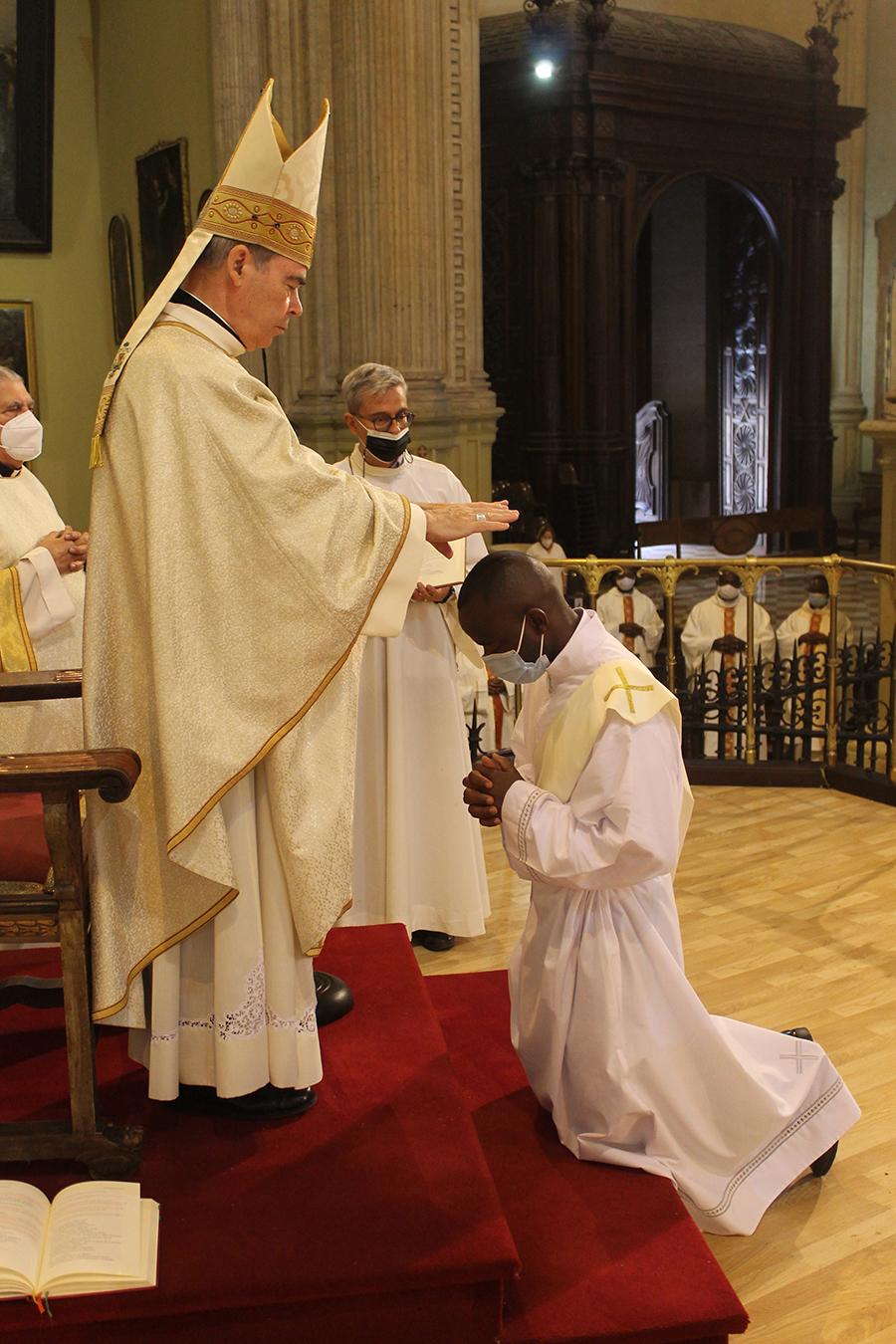 Ordenación sacerdotal de Fernando Eningo Patabobe de manos del Obispo de Málaga, D. Jesús Catalá // A. LÓPEZ CARDOSA