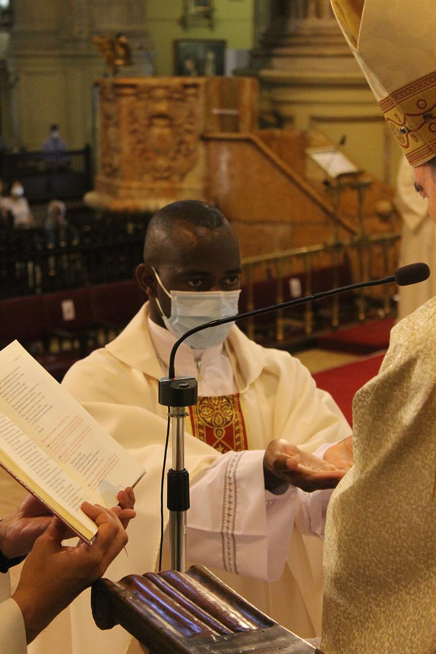 Ordenación sacerdotal de Fernando Eningo Patabobe de manos del Obispo de Málaga, D. Jesús Catalá // A. LÓPEZ CARDOSA