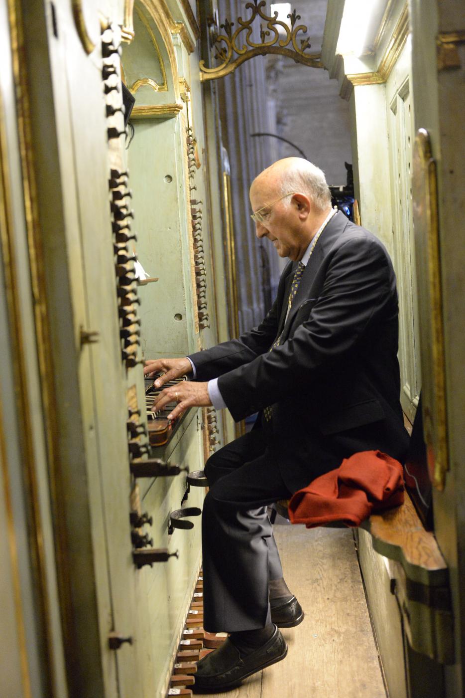 Adalberto Martínez Solaesa, al órgano de la Catedral de Málaga // E. MARTÍNEZ