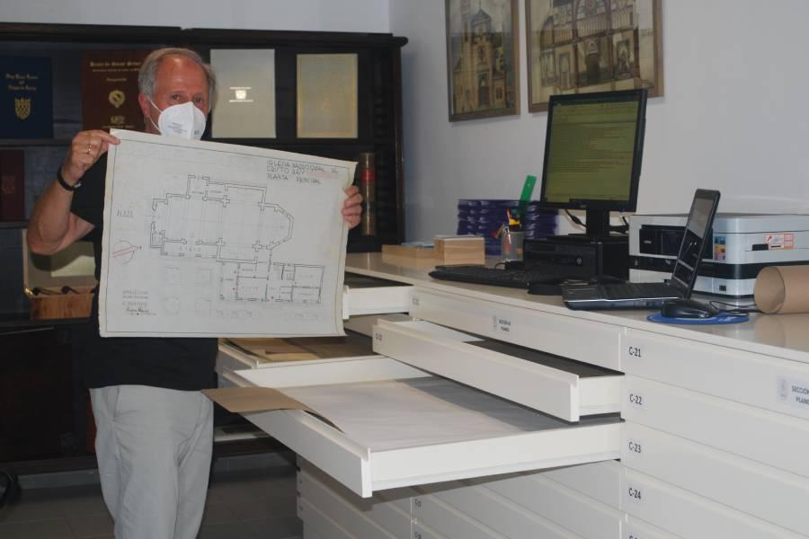 José María de las Peñas, colaborador del Archivo Diocesano, muestra el plano de la parroquia de Cristo Rey
