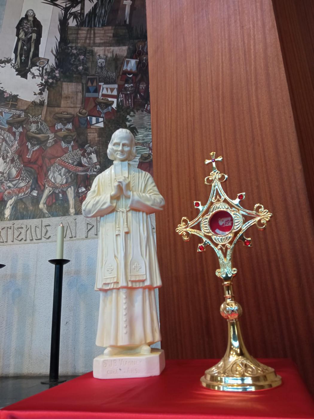 reliquia del santo cura de Ars expuesta a la veneración pública en la parroquia de Santa Rosa de Lima, el 4 de agosto