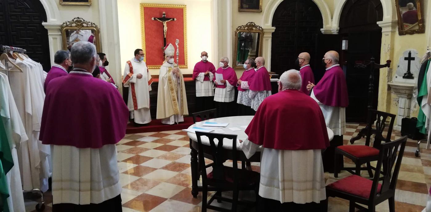 Encuentro del Obispo con el Cabildo Catedralicio, antes de la toma de posesión de nuevos canónigos // A. MORENO