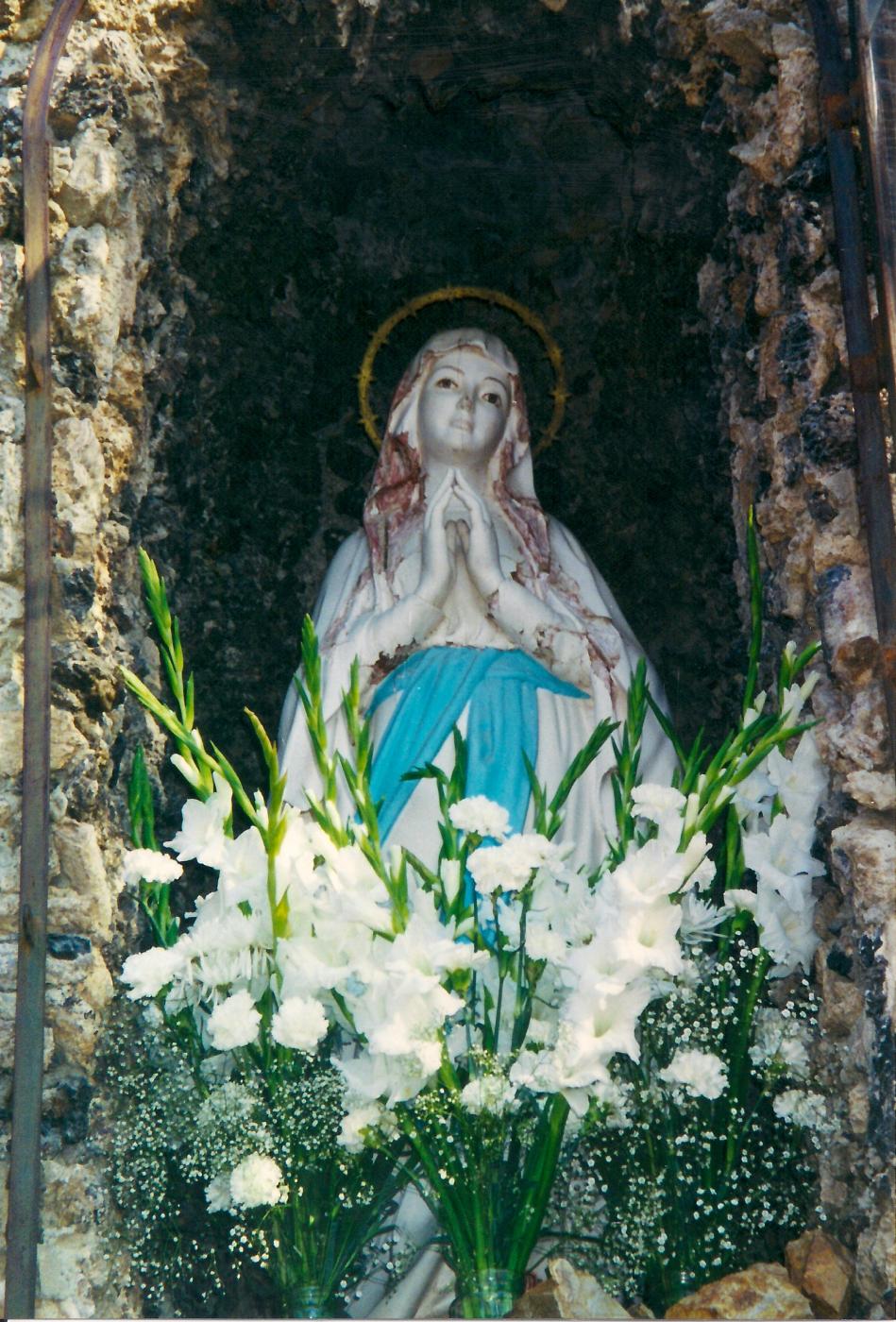 Antiguos alumnos de El Monte restauran la Virgen de Lourdes de la Gruta de Gibralfaro