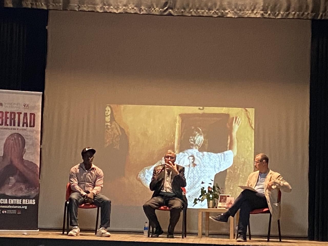 Chennor Bah junto a Jorge Crisafulli durante la presentación del documental Libertad en Málaga// V. LUQUE