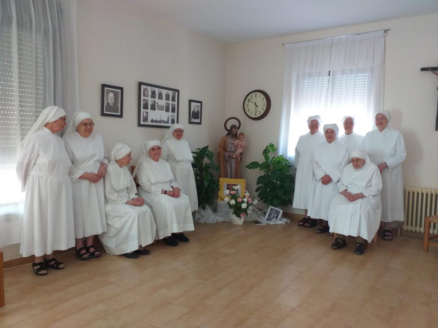 Sor María de los Ángeles junto a su comunidad de Hermanitas de los Pobres en Ronda