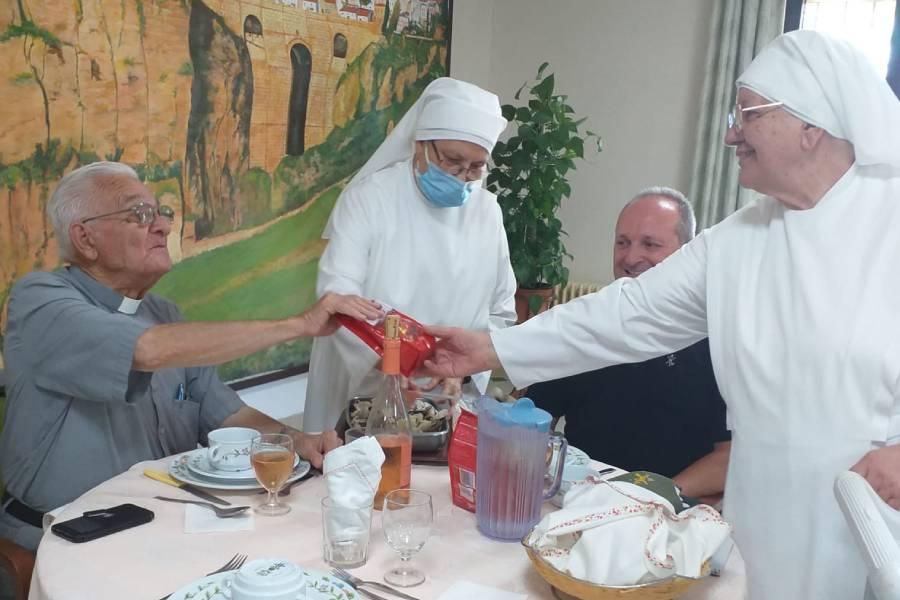 Sor María de los Ángeles repartiendo bombones el día de sus bodas de oro