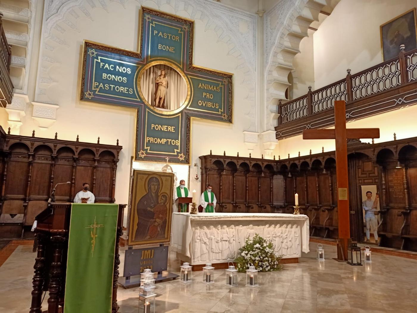 La Cruz y el Icono de la JMJ en la Vigilia de oración de la Basílica de la Victoria // J. VILLANUEVA