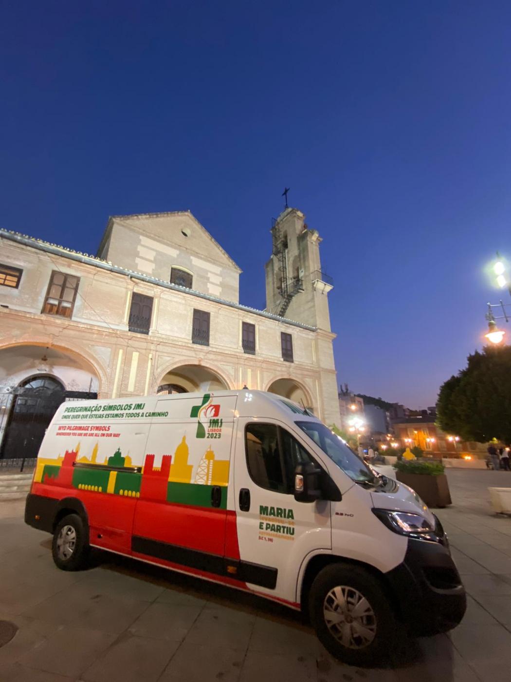 La Cruz y el Icono de la JMJ en la Vigilia de oración de la Basílica de la Victoria