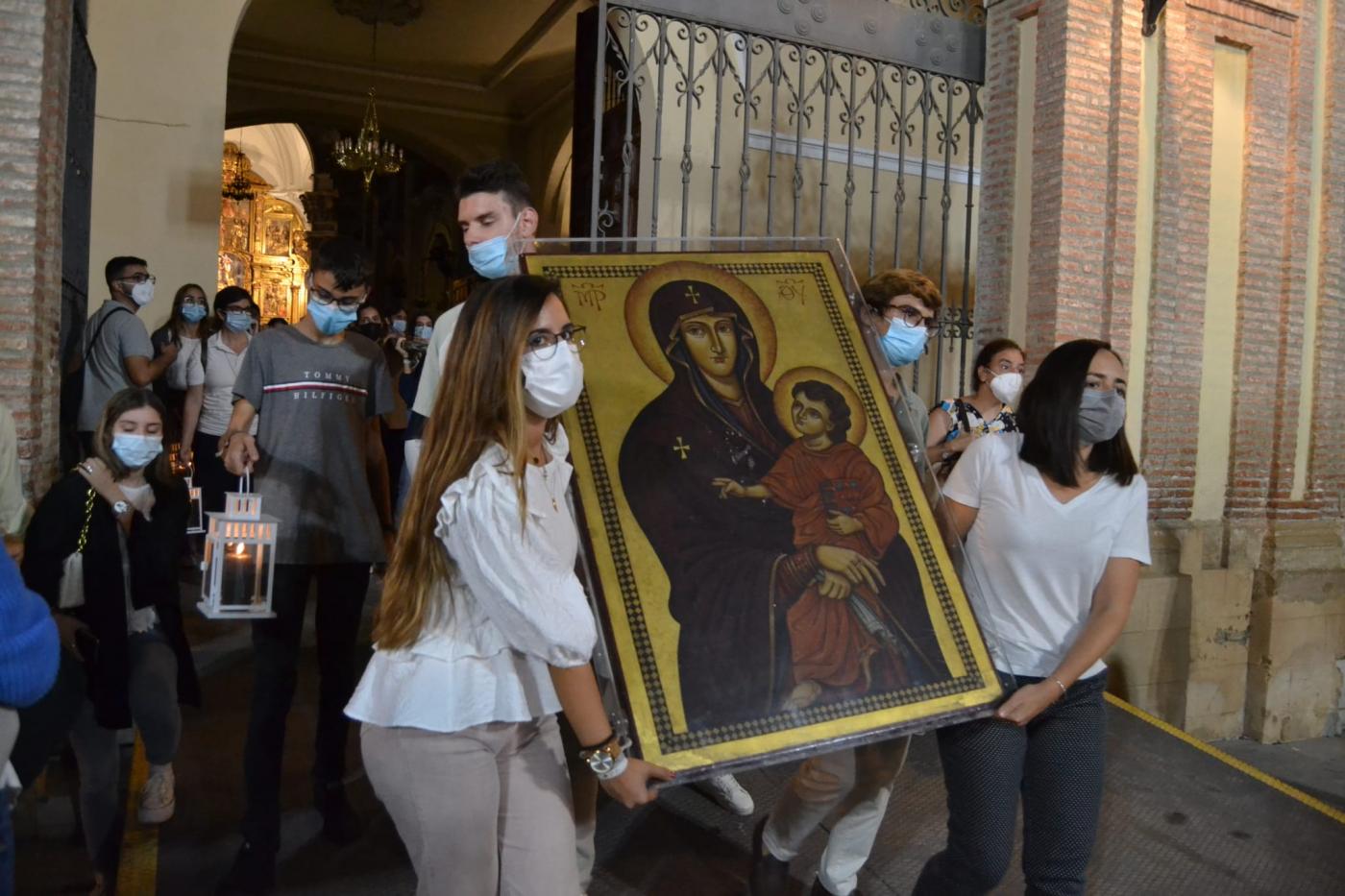 La Cruz y el Icono de la JMJ en la Vigilia de oración de la Basílica de la Victoria