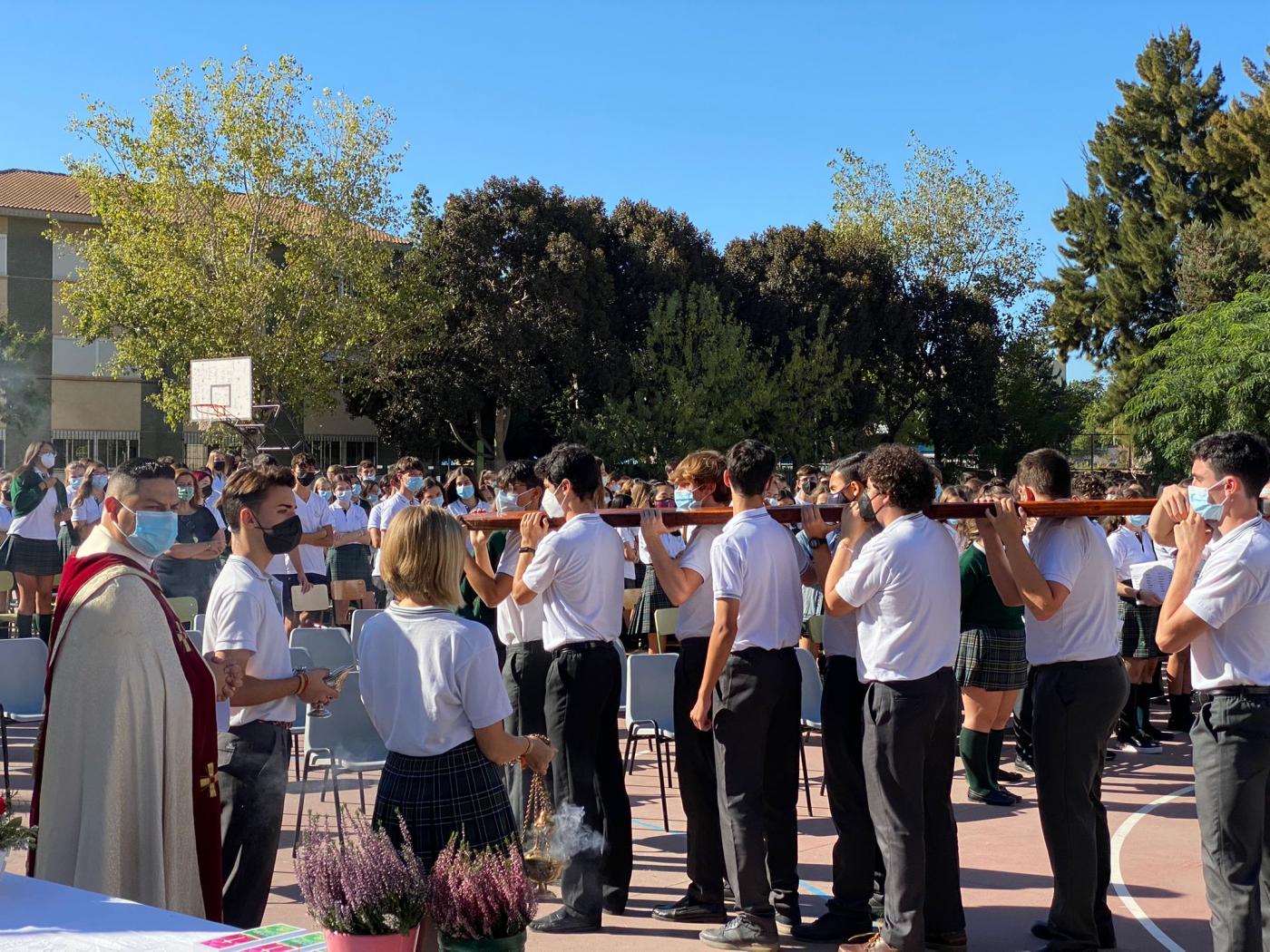 La Cruz y el Icono de la JMJ en el Centro Educativo Santa Rosa de Lima, de la Fundación Victoria // D. GARCÍA