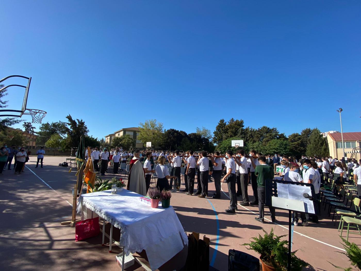 La Cruz y el Icono de la JMJ en el Centro Educativo Santa Rosa de Lima, de la Fundación Victoria // D. GARCÍA